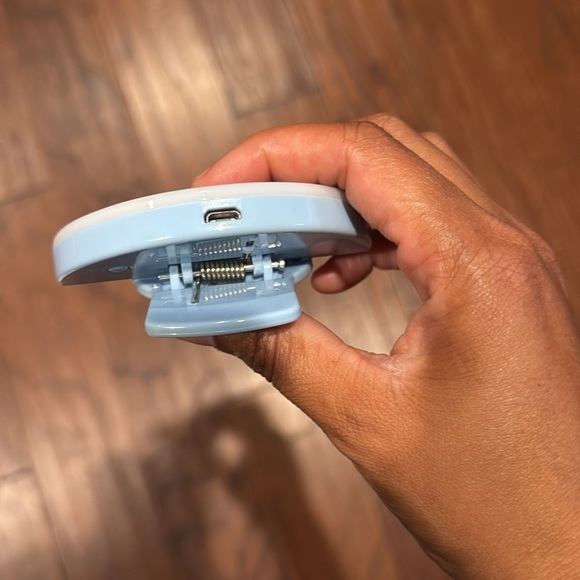 Blue Camo Selfie Light Clip - Micro USB plug needed to operate! - Picture 4 of 6
